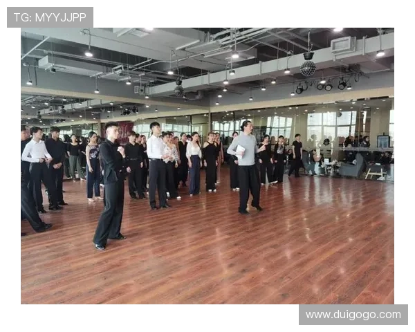 体操比赛裁判规则解析与评分标准的全面解读与应用探讨 体操比赛裁判规则解析与评分标准的全面解读与应用探讨