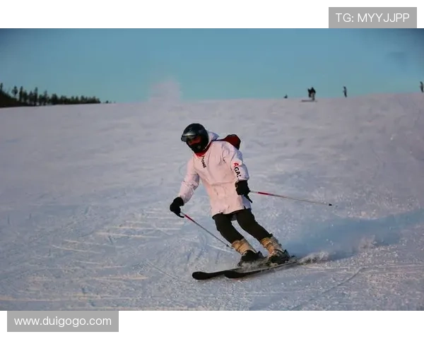 滑雪技巧全面解析：掌握基础动作要领提升滑雪水平